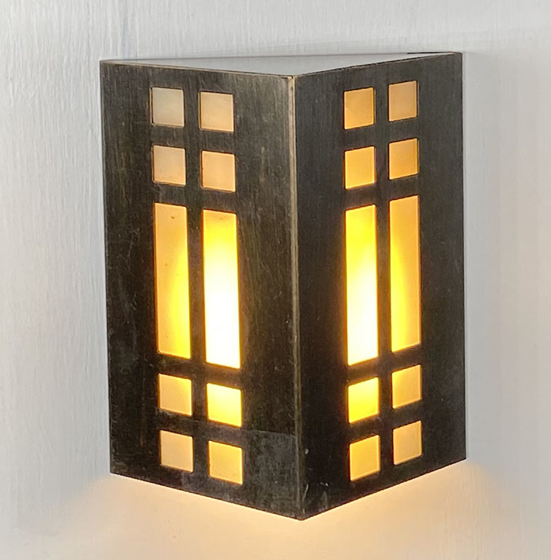 Highpoint JTD rail light in bronze, on.